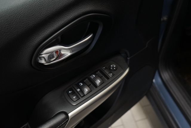 Thumbnail: 2021 Jeep Cherokee - 19