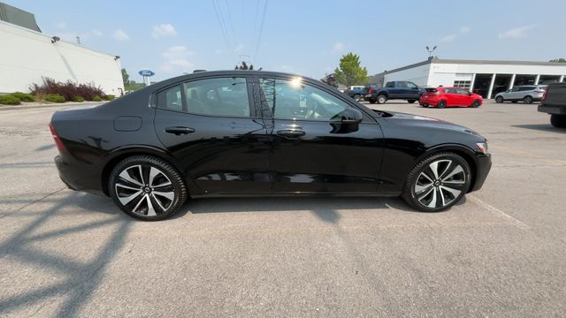 Thumbnail: 2022 Volvo S60 - 10