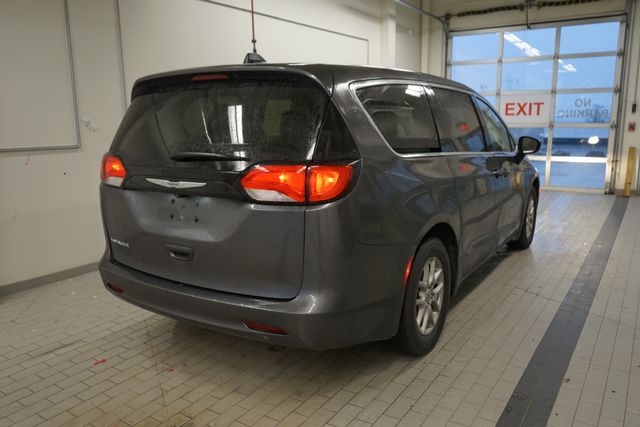 Thumbnail: 2022 Chrysler Voyager - 5