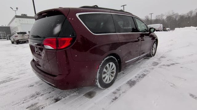 Thumbnail: 2017 Chrysler Pacifica - 9