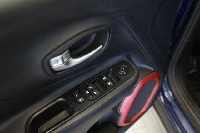 Thumbnail: 2016 Jeep Renegade - 19
