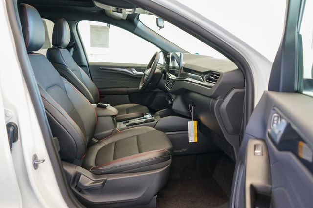 2025 Ford Escape ST-Line 32