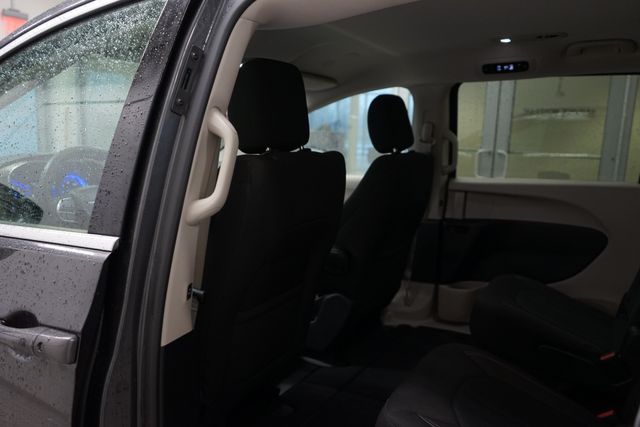 Thumbnail: 2022 Chrysler Voyager - 19