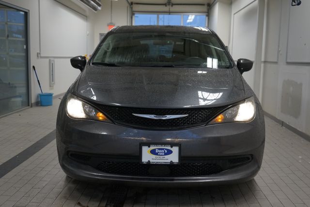 Thumbnail: 2022 Chrysler Voyager - 8