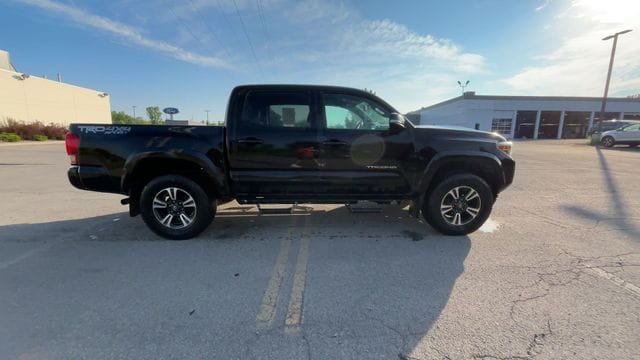 Thumbnail: 2017 Toyota Tacoma - 10