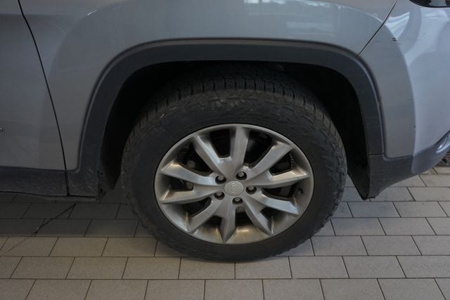 Thumbnail: 2018 Jeep Cherokee - 15