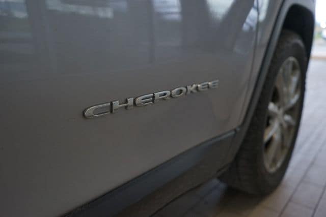 Thumbnail: 2018 Jeep Cherokee - 14