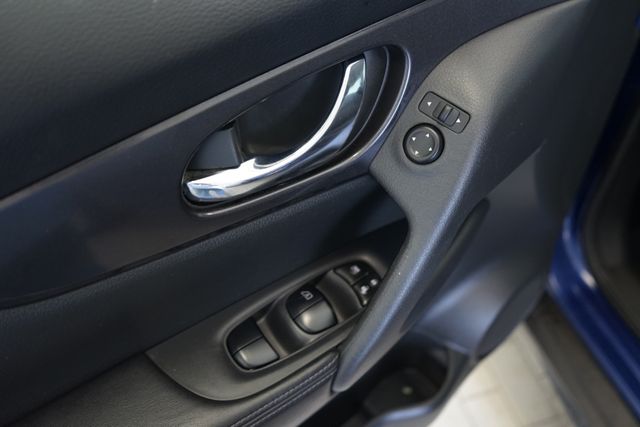 Thumbnail: 2018 Nissan Rogue - 19