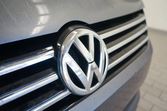Thumbnail: 2013 Volkswagen Passat - 9