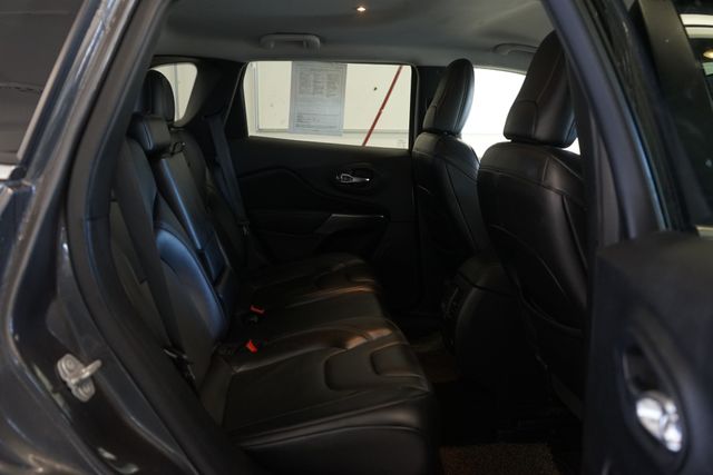 Thumbnail: 2021 Jeep Cherokee - 32