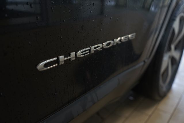 Thumbnail: 2019 Jeep Cherokee - 16