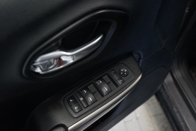 Thumbnail: 2021 Jeep Cherokee - 20