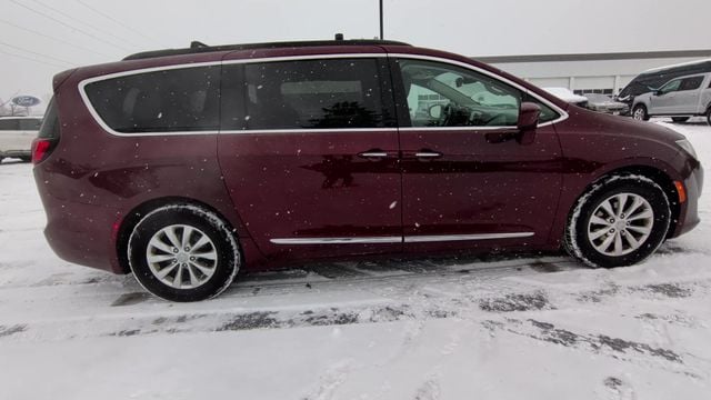 Thumbnail: 2017 Chrysler Pacifica - 10