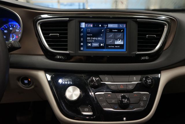 Thumbnail: 2022 Chrysler Voyager - 14