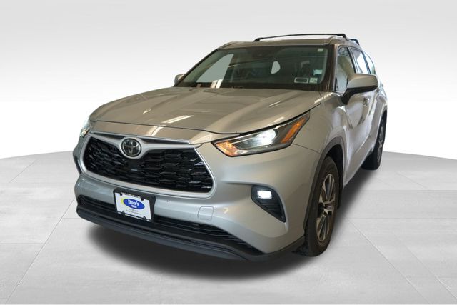 2021 Toyota Highlander XLE Hero Image