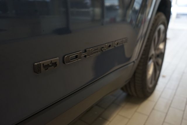 Thumbnail: 2021 Jeep Cherokee - 14