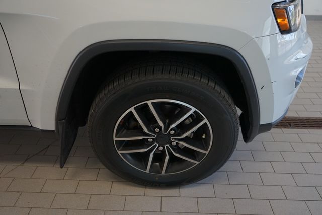Thumbnail: 2020 Jeep Grand Cherokee - 17