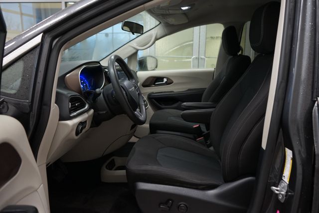 Thumbnail: 2022 Chrysler Voyager - 11