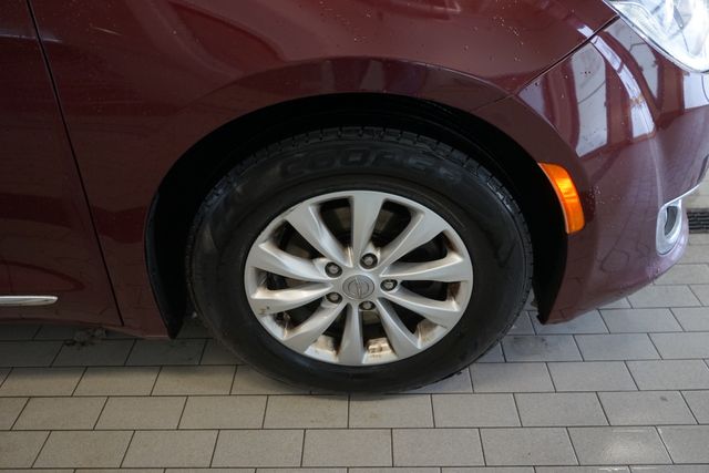 Thumbnail: 2017 Chrysler Pacifica - 15