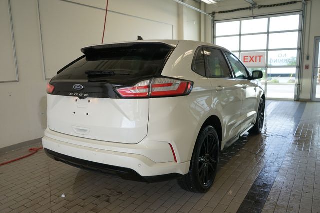 2022 Ford Edge  14