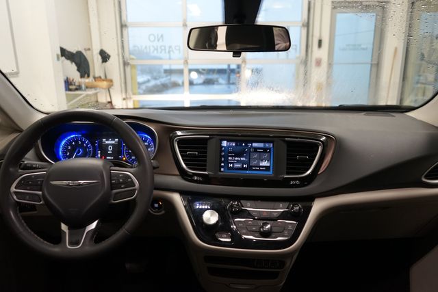 Thumbnail: 2022 Chrysler Voyager - 20