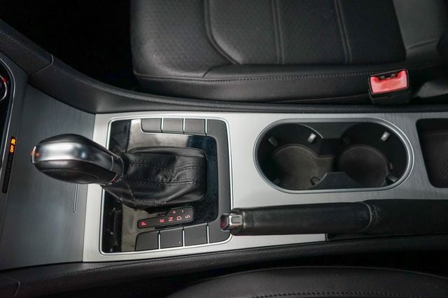 Thumbnail: 2013 Volkswagen Passat - 15