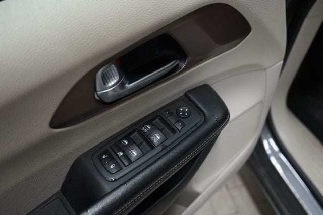 Thumbnail: 2022 Chrysler Voyager - 10