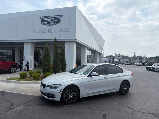 2016 BMW 3 Series 330e Sedan's photo