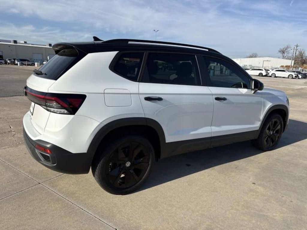 New 2026 Volkswagen Taos 1.5T SE Black SUV