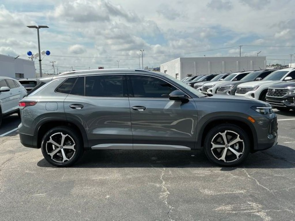 New 2026 Volkswagen Tiguan SE SUV