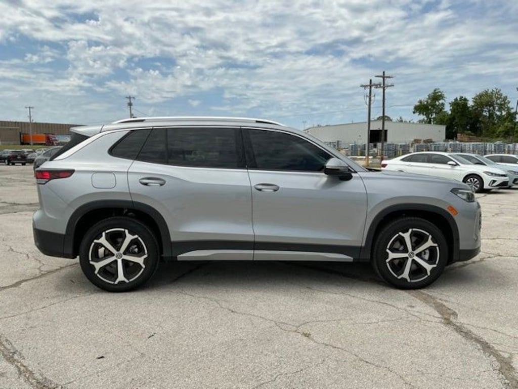 New 2026 Volkswagen Tiguan SE SUV