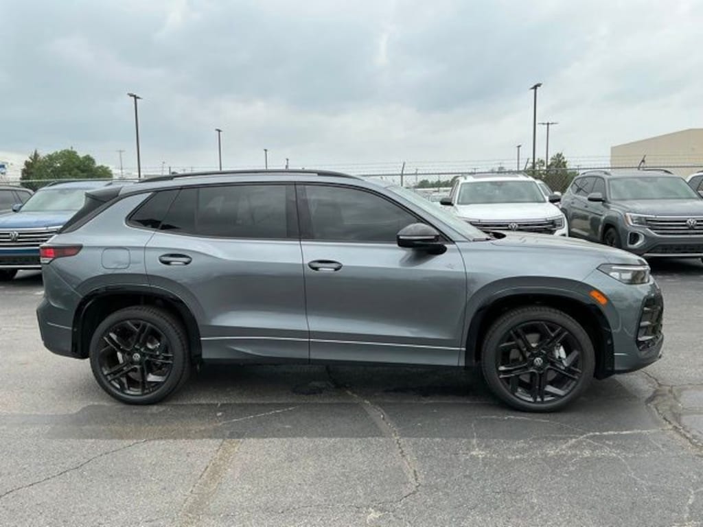 New 2026 Volkswagen Tiguan SE R-Line Black SUV