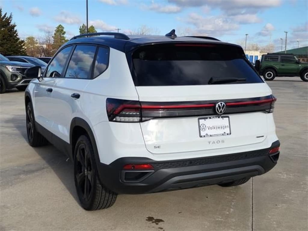 New 2026 Volkswagen Taos 1.5T SE Black SUV