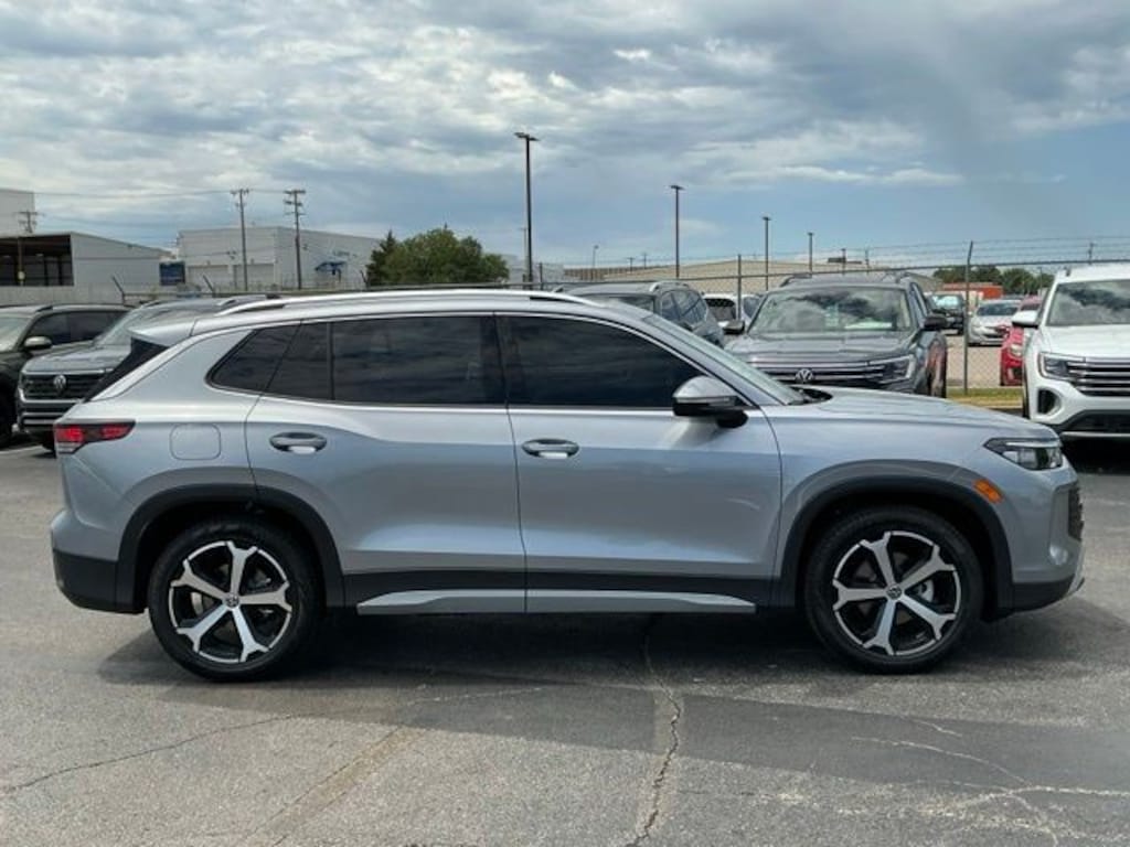 New 2026 Volkswagen Tiguan SE SUV