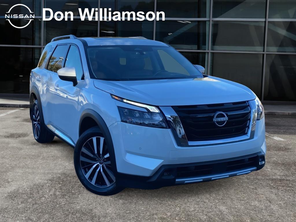 2025 Nissan Pathfinder Platinum's photo