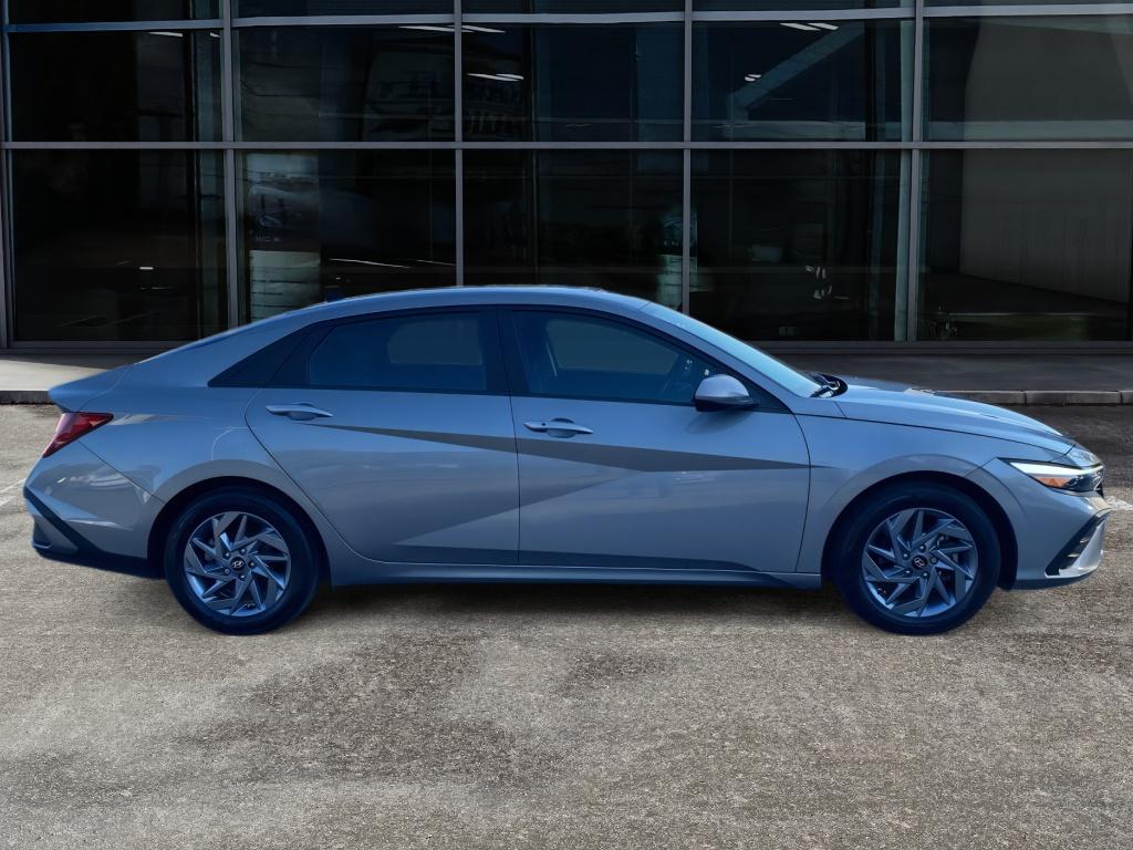 2024 Hyundai Elantra SEL photo 2