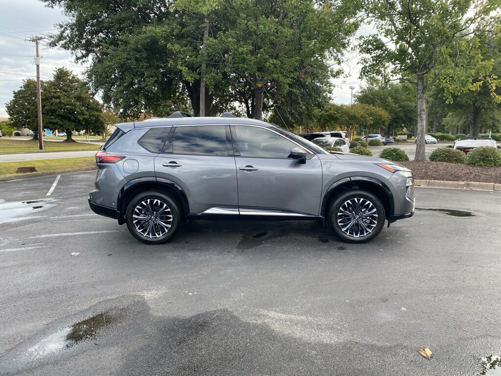 2026 Nissan Rogue Platinum photo 3