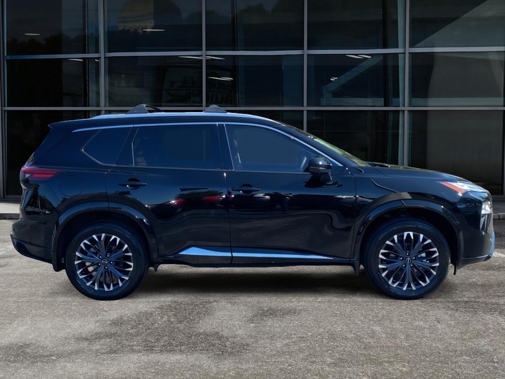 2026 Nissan Rogue Platinum photo 2