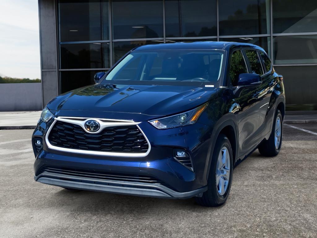 2023 Toyota Highlander LE photo 3