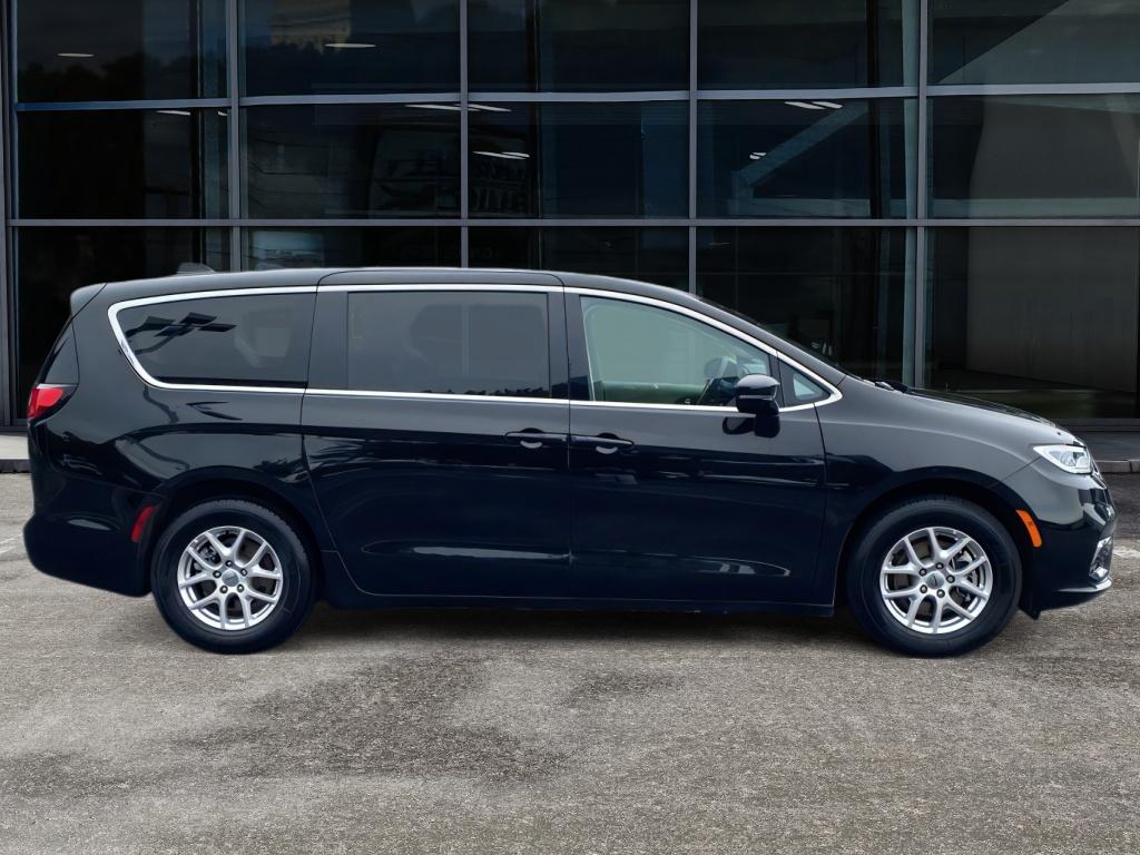 2024 Chrysler Pacifica Touring L photo 4