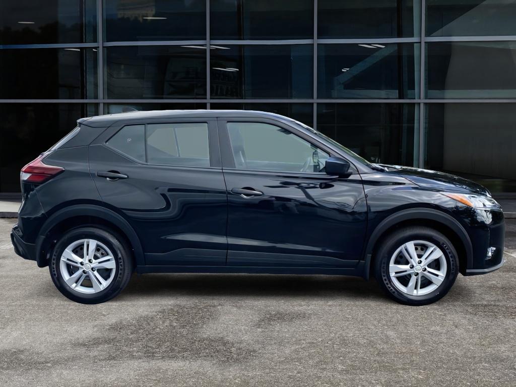 2025 Nissan Kicks Play S photo 2
