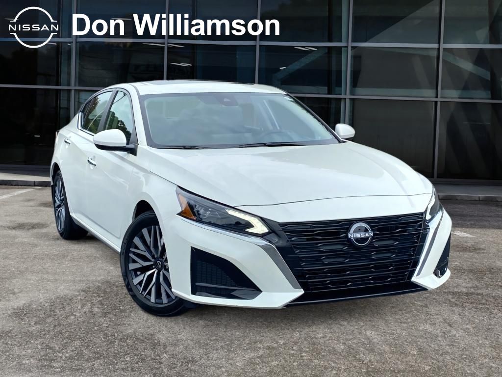 2025 Nissan Altima SV's photo