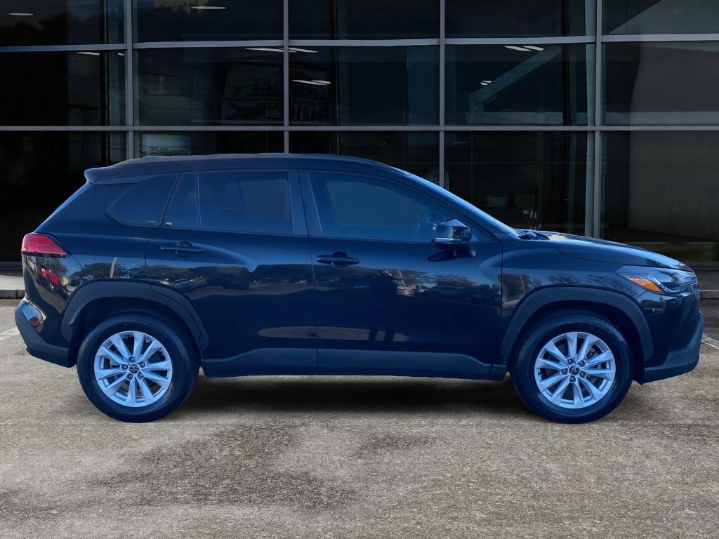 2023 Toyota Corolla Cross LE photo 4