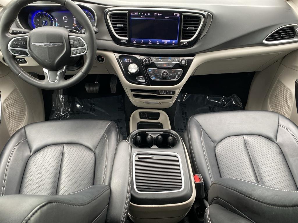 2024 Chrysler Pacifica Touring L photo 2