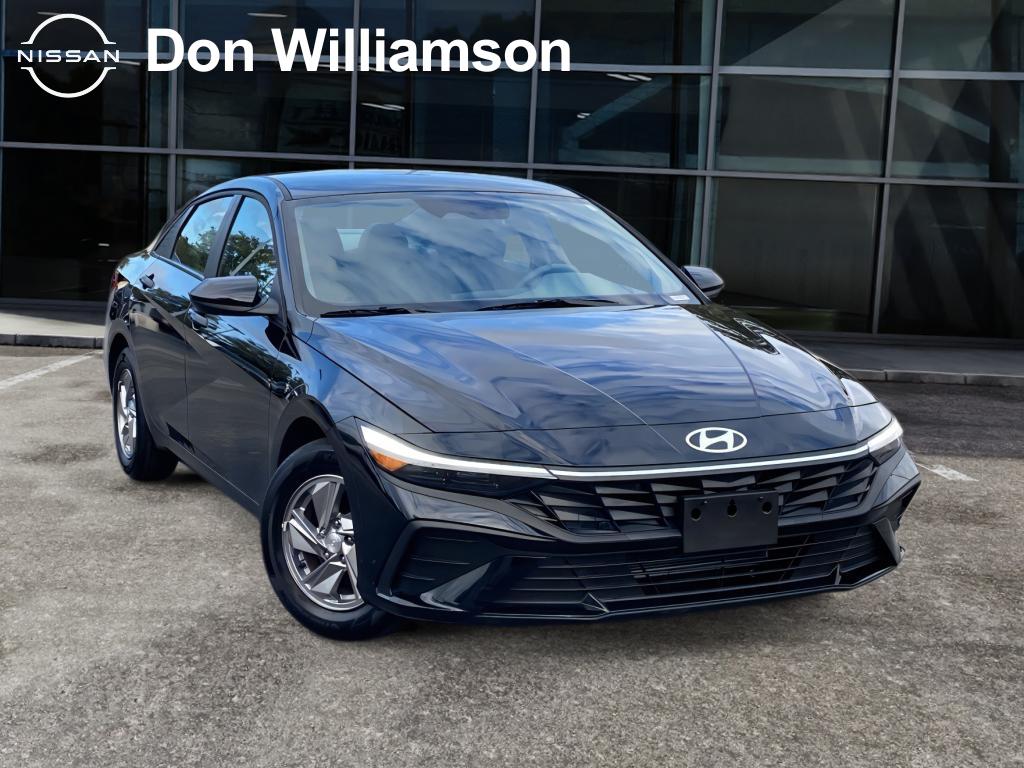 2025 Hyundai Elantra SE's photo