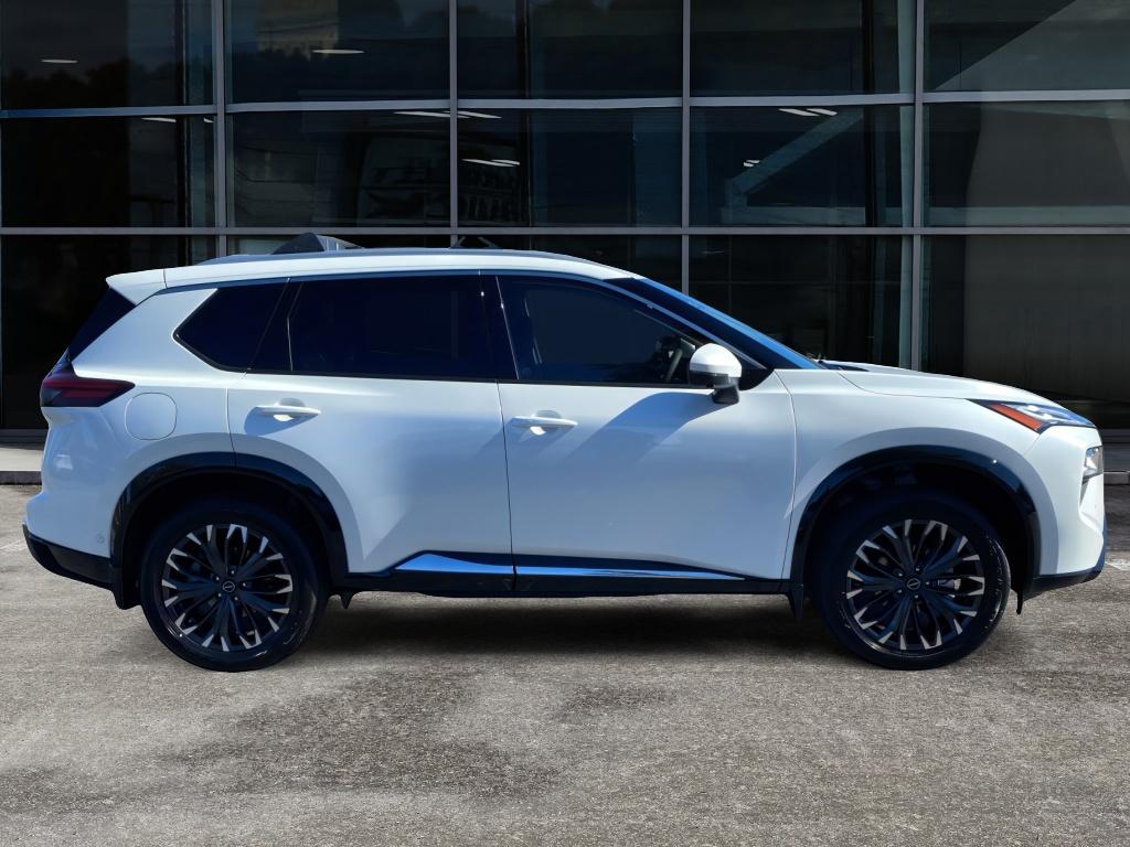 2026 Nissan Rogue Platinum photo 2