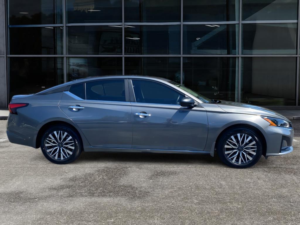 2025 Nissan Altima SV photo 4