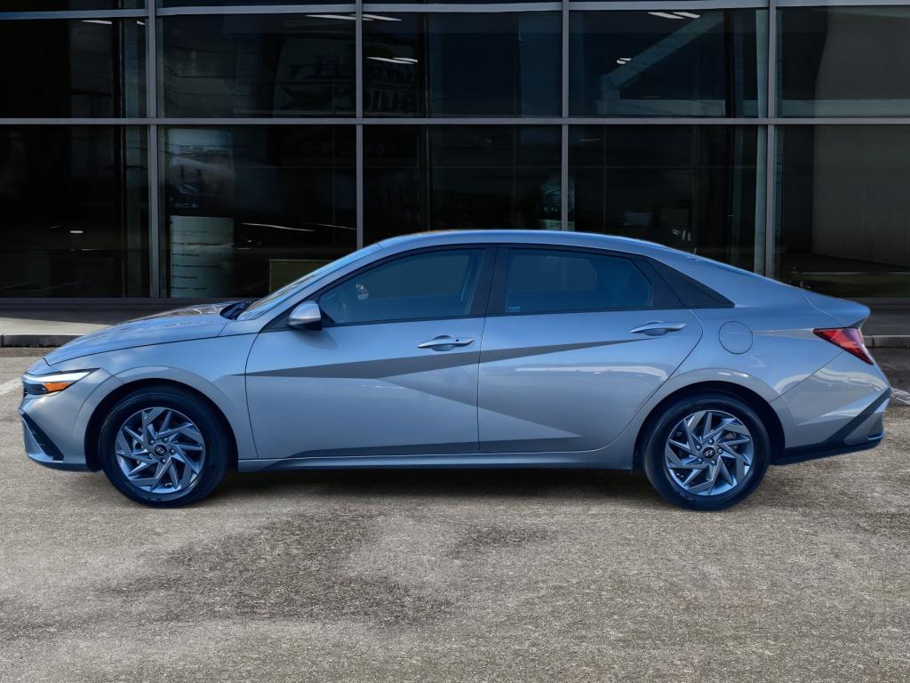 2024 Hyundai Elantra SEL photo 4