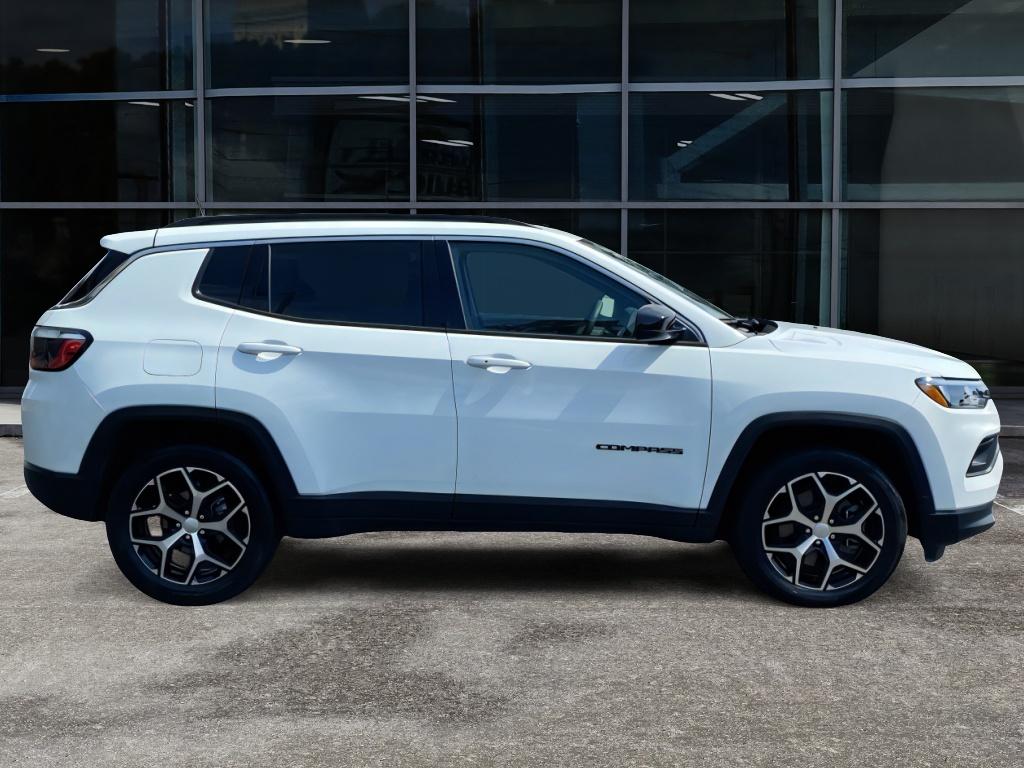 2024 Jeep Compass Latitude photo 4