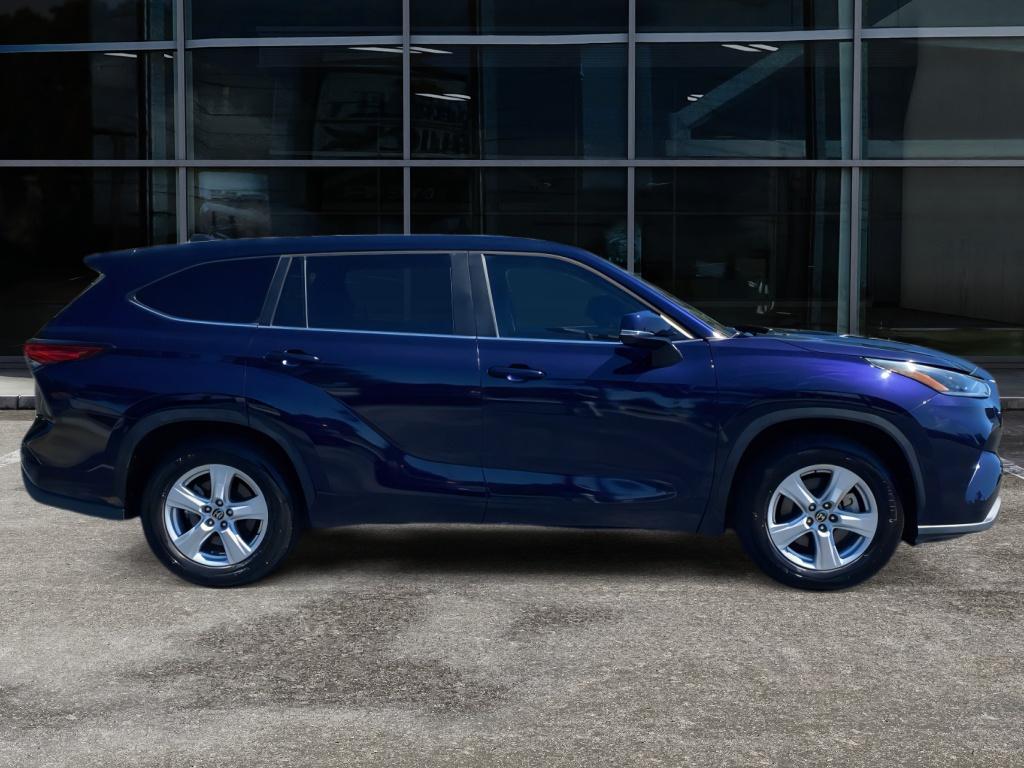 2023 Toyota Highlander LE photo 4
